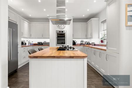 4 bedroom Semi-detached house for sale in Crest Road, South Croydon