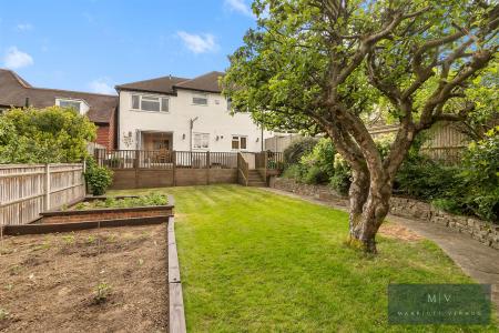 4 bedroom Semi-detached house for sale in Crest Road, South Croydon