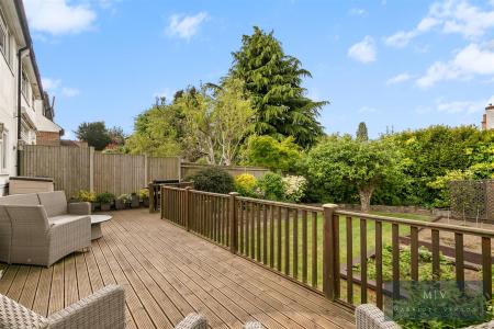 4 bedroom Semi-detached house for sale in Crest Road, South Croydon