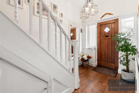 4 bedroom Semi-detached house for sale in Crest Road, South Croydon