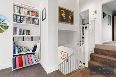 4 bedroom Semi-detached house for sale in Crest Road, South Croydon