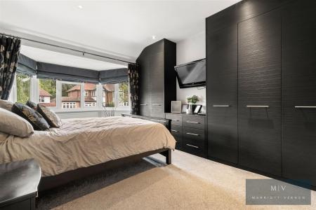 4 bedroom Semi-detached house for sale in Crest Road, South Croydon