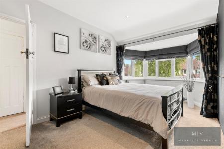 4 bedroom Semi-detached house for sale in Crest Road, South Croydon