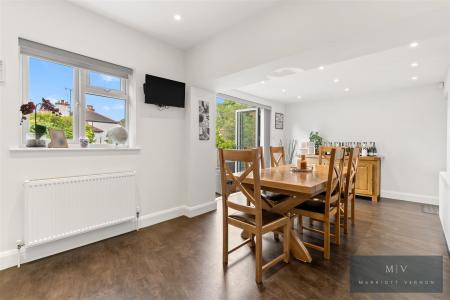 4 bedroom Semi-detached house for sale in Crest Road, South Croydon
