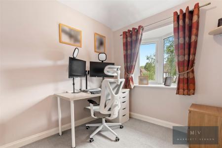 4 bedroom Semi-detached house for sale in Crest Road, South Croydon