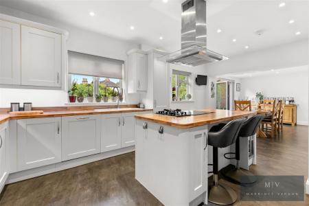 4 bedroom Semi-detached house for sale in Crest Road, South Croydon