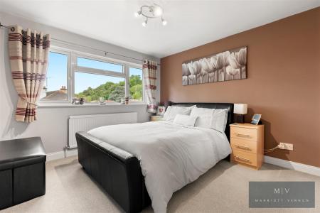 4 bedroom Semi-detached house for sale in Crest Road, South Croydon