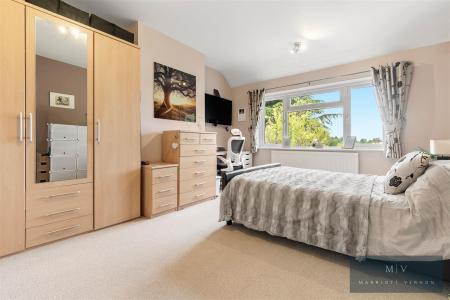 4 bedroom Semi-detached house for sale in Crest Road, South Croydon