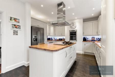 4 bedroom Semi-detached house for sale in Crest Road, South Croydon
