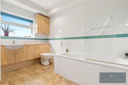 4 bedroom Semi-detached house for sale in Crest Road, South Croydon