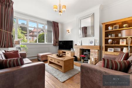 4 bedroom Semi-detached house for sale in Crest Road, South Croydon