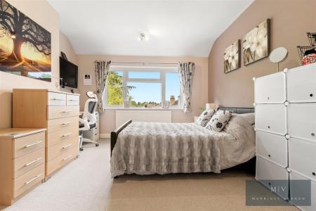 4 bedroom Semi-detached house for sale in Crest Road, South Croydon