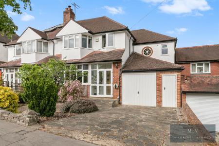 4 bedroom Semi-detached house for sale in Crest Road, South Croydon