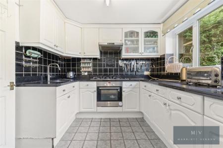 5 bedroom Semi-detached house for sale in Byron Road, South Croydon