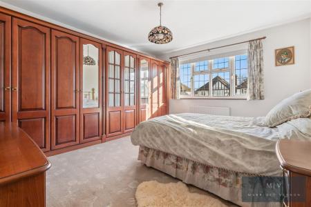 3 bedroom Detached house for sale in Whitgift Avenue, South Croydon