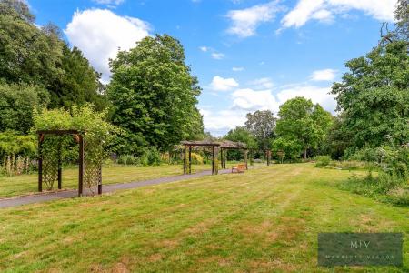5 bedroom Detached house for sale in Haling Grove, South Croydon