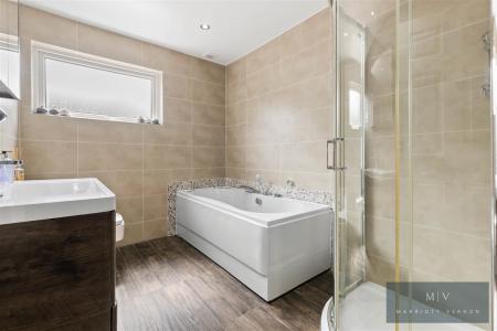 5 bedroom Link detached house for sale in Lyndhurst Close, Park Hill, Croydon