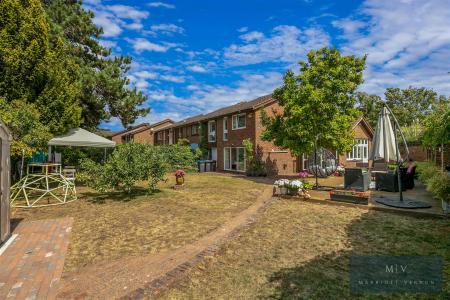 5 bedroom Link detached house for sale in Lyndhurst Close, Park Hill, Croydon