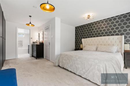 5 bedroom Link detached house for sale in Lyndhurst Close, Park Hill, Croydon