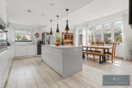 5 bedroom Link detached house for sale in Lyndhurst Close, Park Hill, Croydon