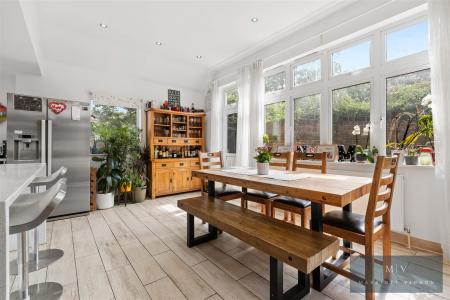 5 bedroom Link detached house for sale in Lyndhurst Close, Park Hill, Croydon