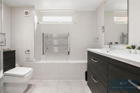 5 bedroom Link detached house for sale in Lyndhurst Close, Park Hill, Croydon