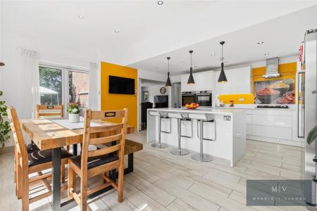 5 bedroom Link detached house for sale in Lyndhurst Close, Park Hill, Croydon