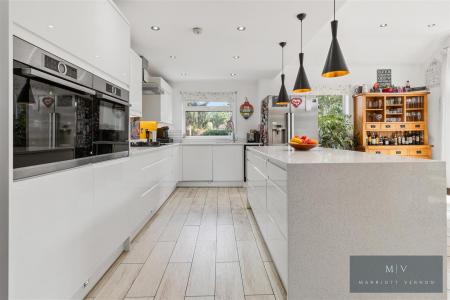 5 bedroom Link detached house for sale in Lyndhurst Close, Park Hill, Croydon
