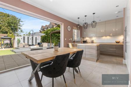 4 bedroom Detached house for sale in Boxford Close, South Croydon
