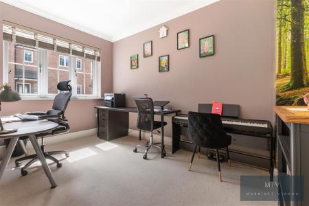 4 bedroom Detached house for sale in Boxford Close, South Croydon
