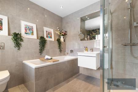 4 bedroom Detached house for sale in Boxford Close, South Croydon