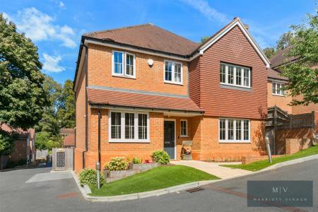 4 bedroom Detached house for sale in Boxford Close, South Croydon