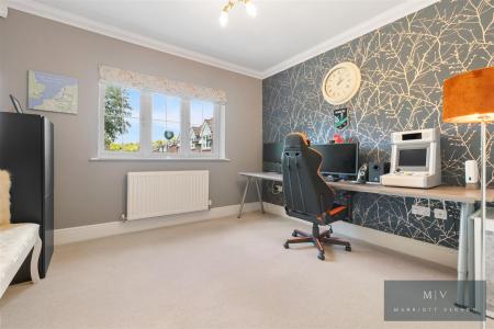 4 bedroom Detached house for sale in Boxford Close, South Croydon