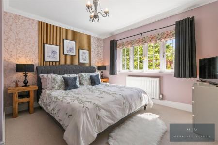 4 bedroom Detached house for sale in Boxford Close, South Croydon