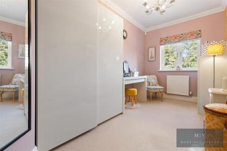 4 bedroom Detached house for sale in Boxford Close, South Croydon