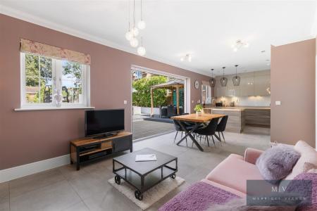4 bedroom Detached house for sale in Boxford Close, South Croydon