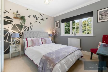 4 bedroom Detached house for sale in Boxford Close, South Croydon