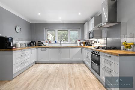 5 bedroom Detached house for sale in Wilks Gardens, Croydon