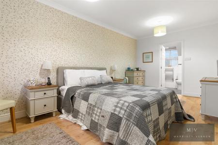 5 bedroom Detached house for sale in Wilks Gardens, Croydon