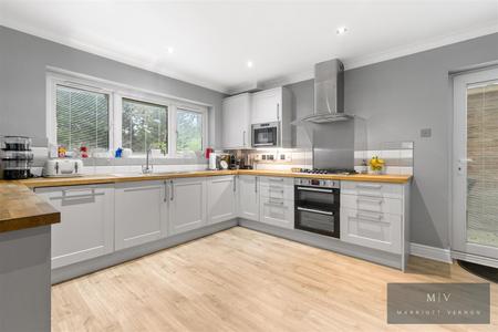 5 bedroom Detached house for sale in Wilks Gardens, Croydon