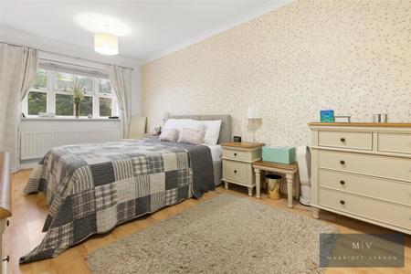5 bedroom Detached house for sale in Wilks Gardens, Croydon