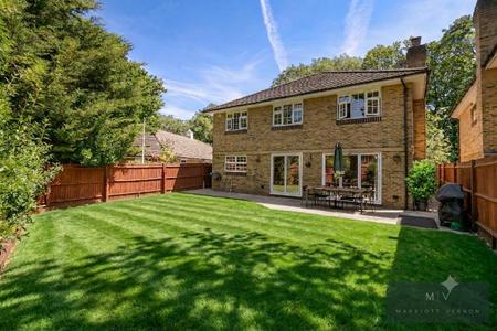 5 bedroom Detached house for sale in Harding Close, Croydon