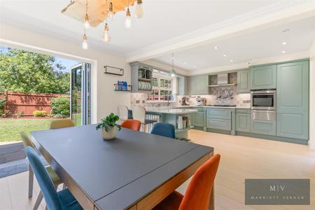 5 bedroom Detached house for sale in Harding Close, Croydon