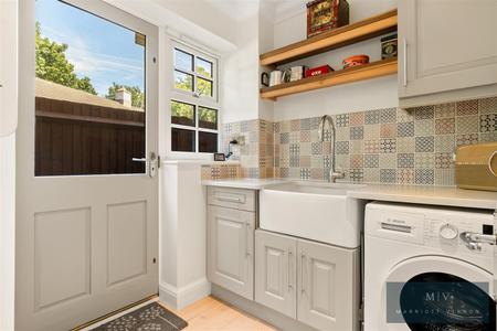 5 bedroom Detached house for sale in Harding Close, Croydon