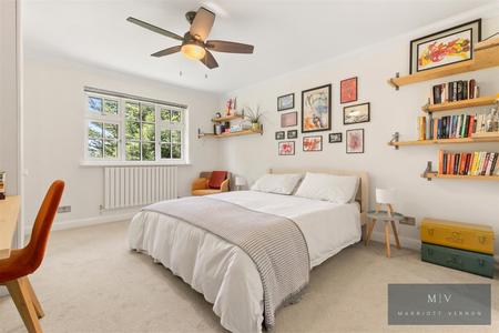 5 bedroom Detached house for sale in Harding Close, Croydon
