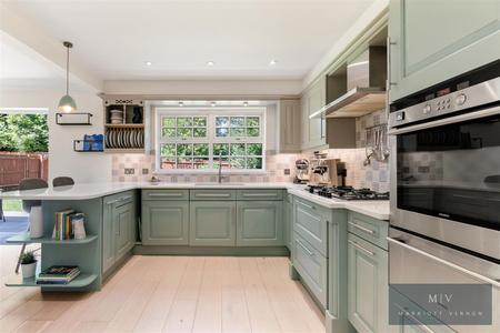 5 bedroom Detached house for sale in Harding Close, Croydon
