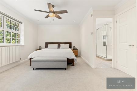 5 bedroom Detached house for sale in Harding Close, Croydon