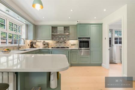 5 bedroom Detached house for sale in Harding Close, Croydon