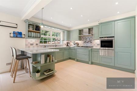5 bedroom Detached house for sale in Harding Close, Croydon