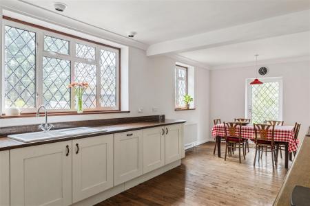 5 bedroom Detached house for sale in Hextalls Lane, Bletchingley, Redhill